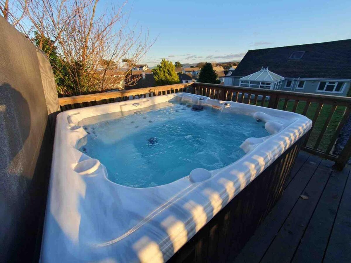 Family Holiday Home In Benllech With Hot Tub Zewnętrze zdjęcie