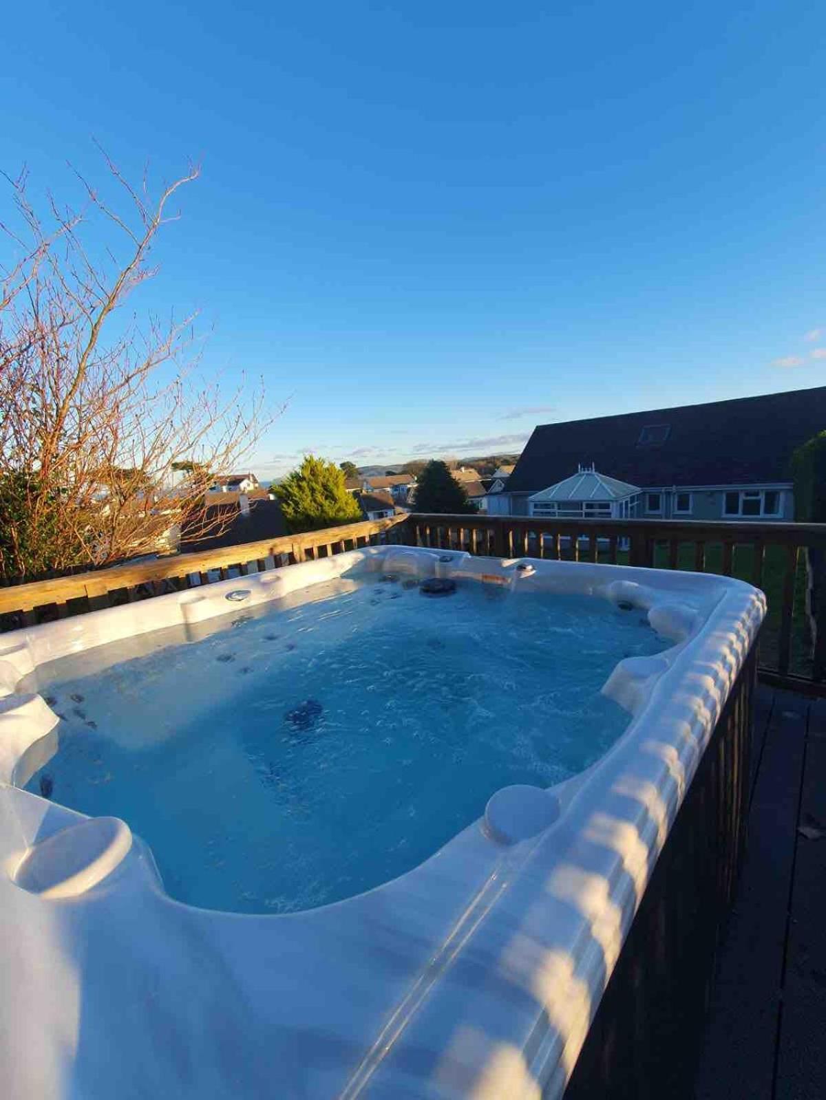 Family Holiday Home In Benllech With Hot Tub Zewnętrze zdjęcie